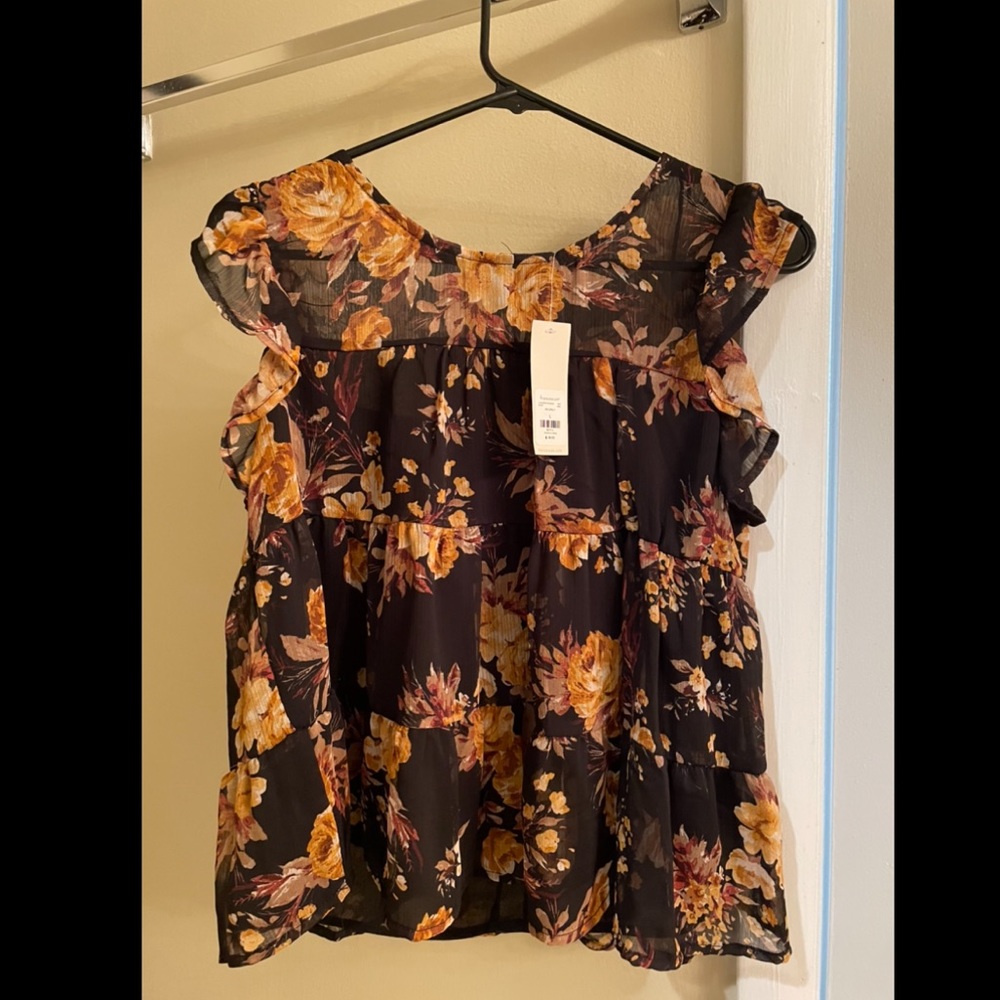 NWT Francesca’s baby doll floral top